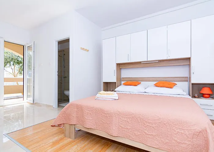 Luka Apartman Pag Town