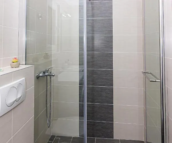 Luka Apartman Pag Town